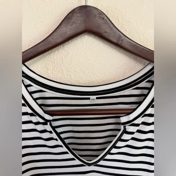 Black & White Striped V-Neck Tee – Size 2XL - Picture 3 of 9